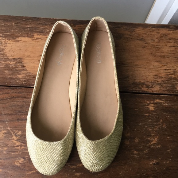 Refresh Shoes - EUC Gold sparkly flats￼